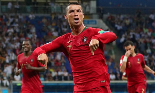 Ronaldo ăn mừng sau khi lập hat-trick vào lưới Tây Ban Nha. Ảnh: BBC