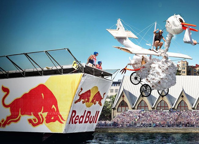 Mateschitz mở đầu chiến dịch marketing cho Red Bull bằng cách tài trợ cuộc thi Flutag tại Áo. Ảnh: Sport. 