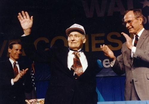 Sam Walton, người sáng lập và phát triển đế chế siêu thị Walmart. Ảnh: Walmart.