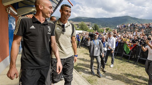 Ronaldo chưa đá trận nào cho Juventus kể từ khi gia nhập CLB. Anh tươi cười với đám đông người hâm mộ đang hò reo, khi chuẩn bị vào trận đấu với Juventus B. Ảnh: ANSA.
