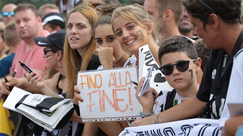 Chỉ là một trận đấp ở làng, nhưng màn ra mắt của Juventus trước mùa giải mới vẫn nhận được sự quan tâm lớn từ công chúng hâm mộ. Ảnh: La Presse.