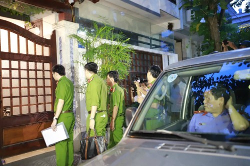 Lực lượng chức năng khám xét chỗ ở của ông Đào Tấn Bằng. Ảnh: Nguyễn Đông