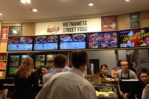 Chuyện chàng trai gốc Việt xây dựng chuỗi 70 nhà hàng Việt bán gỏi cuốn và phở mọc lên như nấm khắp các trung tâm thương mại Úc - Ảnh 1.