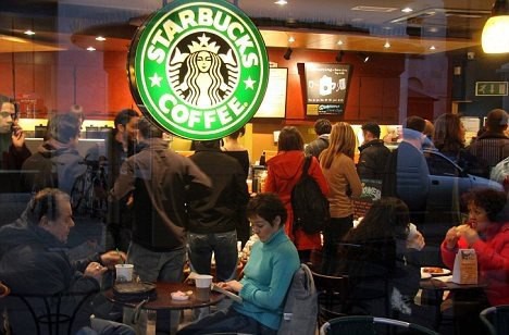 [Case Study] Đánh mất linh hồn sang chảnh và bị đại trà hóa, Starbucks “tự kiểm điểm” bằng cách đóng 600 shop và sa thải đồng loạt 12.000 nhân viên - Ảnh 2.