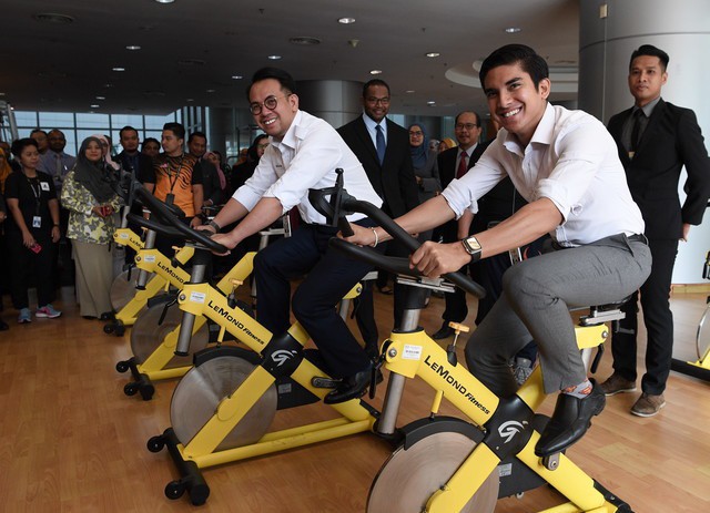 Chàng bộ trưởng Malaysia tuổi 25: Soái ca ngoài đời thực với đam mê chạy bộ và chơi điện tử - Ảnh 5.