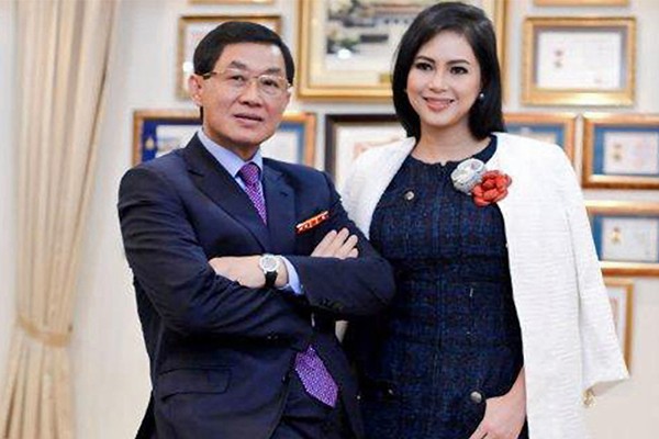 chuyen-bay-dinh-menh-cua-vua-hang-hieu-johnathan-hanh-nguyen-va-ba-trum-nganh-thoi-trang-1626831293.jpg