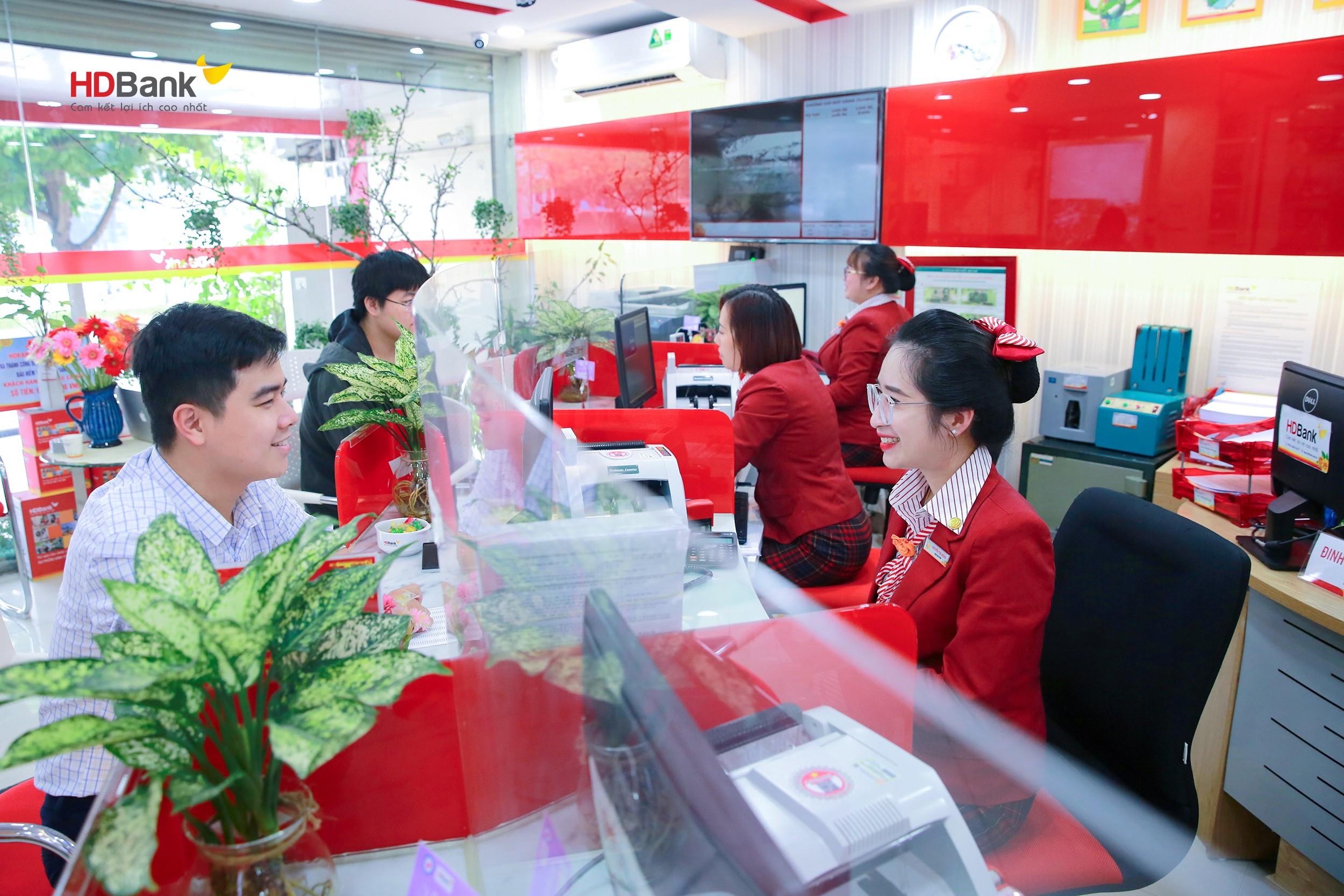 hdbank-dong-loat-trien-khai-cac-hoat-dong-dong-hanh-cung-khach-hang-bi-anh-huong-boi-bao-lu-1728028120.jpg