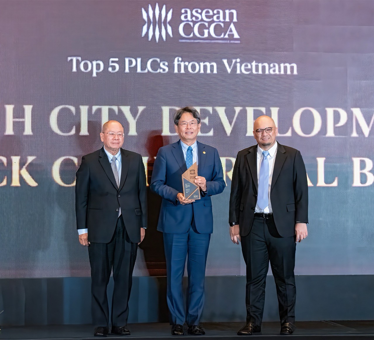 hdbank-ngan-hang-viet-duoc-vinh-danh-top-5-quan-tri-chuan-muc-asean-2025-1753449497.jpeg