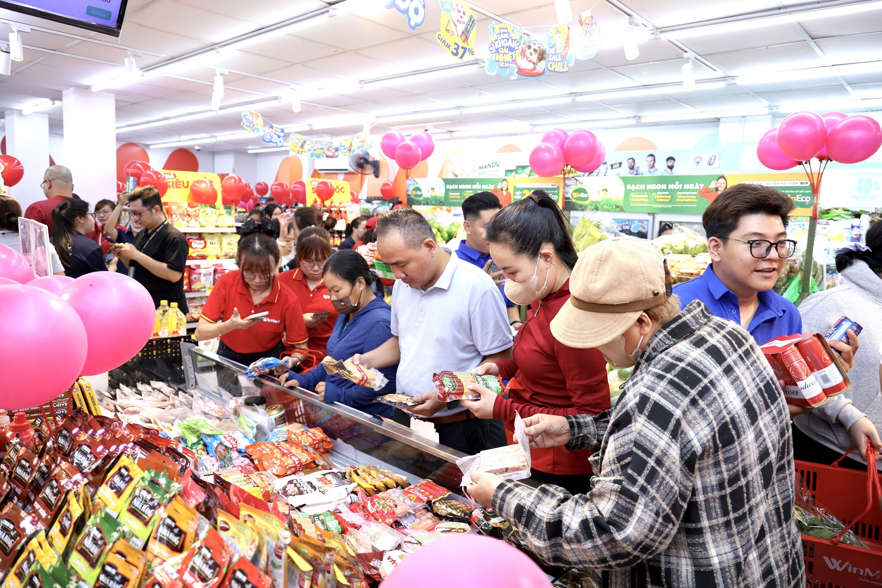 tap-nap-khach-mua-sam-tai-cua-hang-winmart-1779179773.jpeg