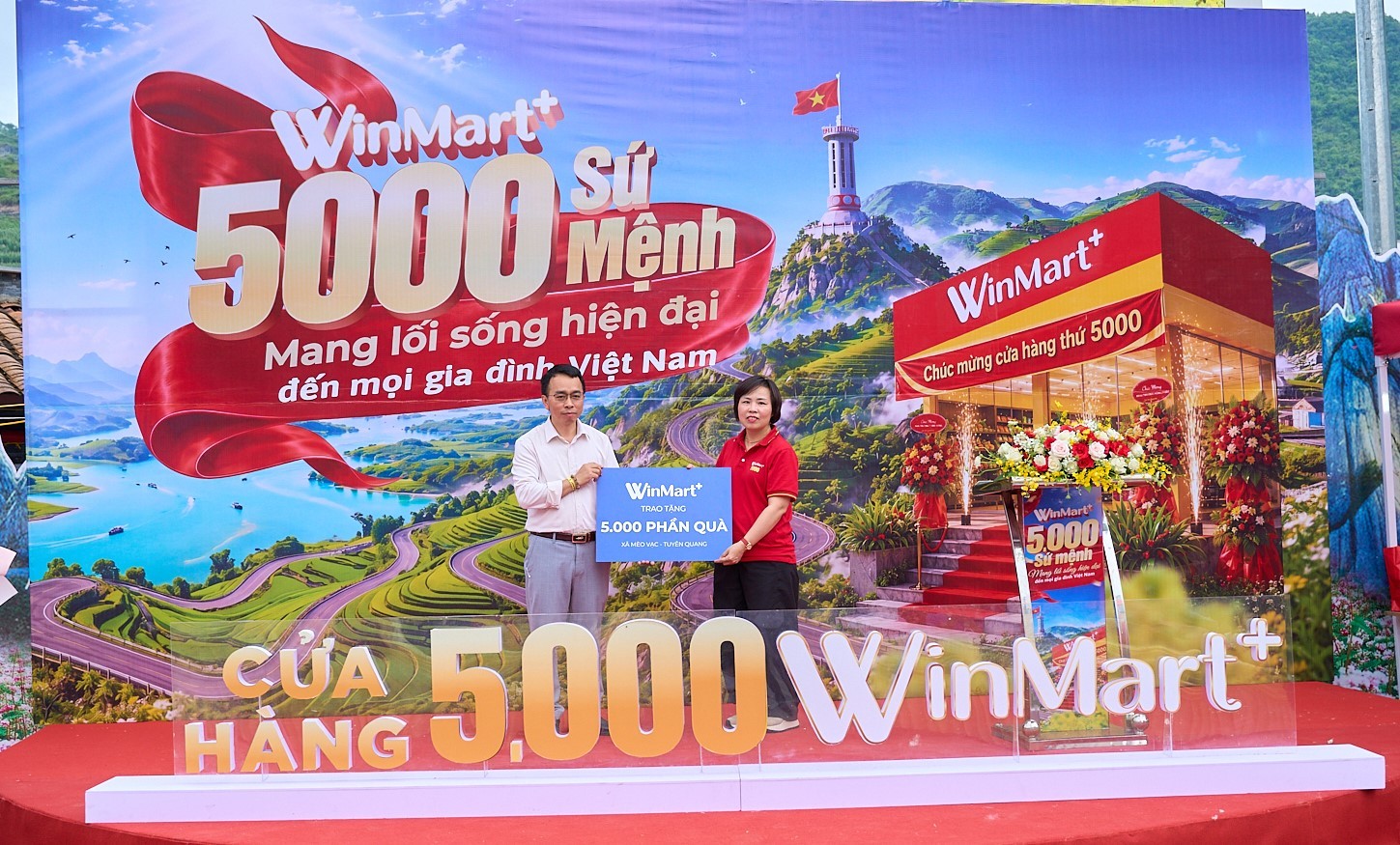 dai-dien-winmart-trao-tang-5000-phan-qua-cho-cac-ho-gia-dinh-cac-xa-meo-vac-duong-hong-va-yen-cuong-thuoc-tinh-tuyen-quang-1781839104.jpg