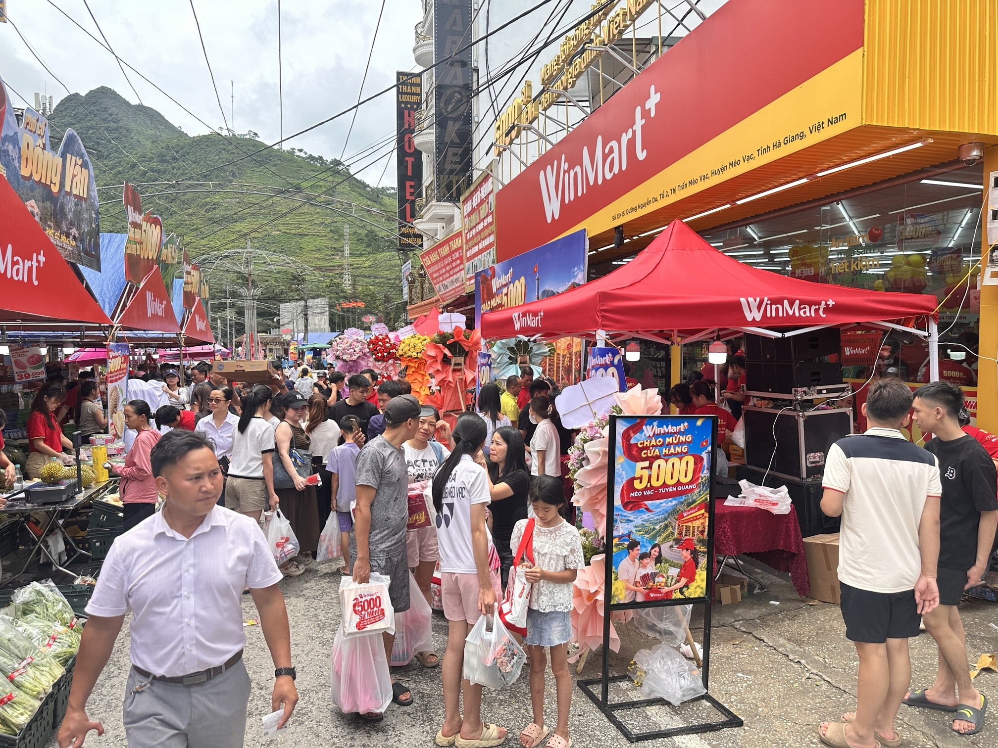 khong-khi-mua-sam-soi-dong-tai-cua-hang-winmart-thu-5000jpg-1781839096.jpg