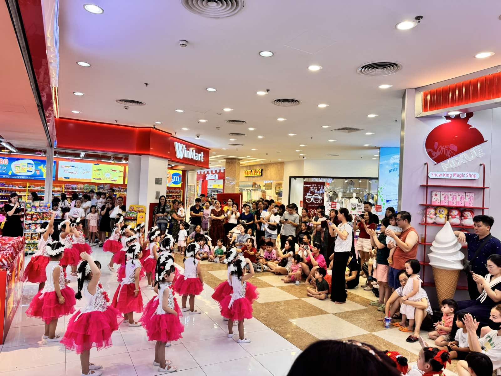 moi-sieu-thi-winmart-la-mot-diem-ket-noi-cong-dong-2-1787891608.jpg
