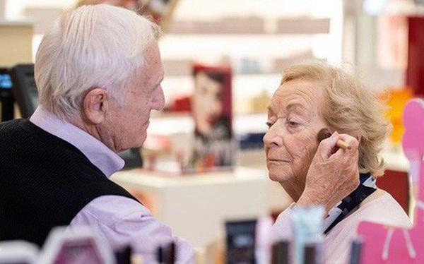 Biết vợ mình sắp mất hẳn thị lực, cụ ông 83 tuổi đi học trang điểm để thành &quot;chuyên gia make-up&quot; riêng của bà