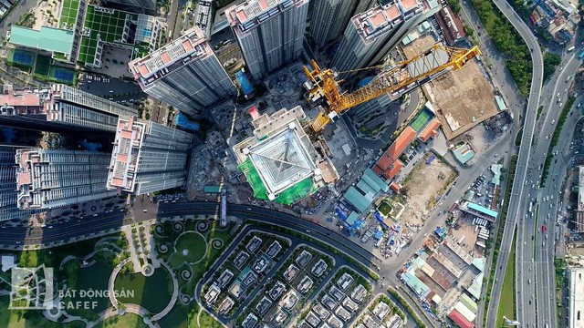 Cận cảnh công trường thi công đỉnh tòa nhà cao nhất Việt Nam, dự kiến khai trương vào quý 4 - Ảnh 3.