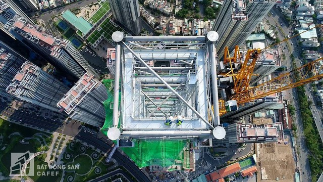 Cận cảnh công trường thi công đỉnh tòa nhà cao nhất Việt Nam, dự kiến khai trương vào quý 4 - Ảnh 2.