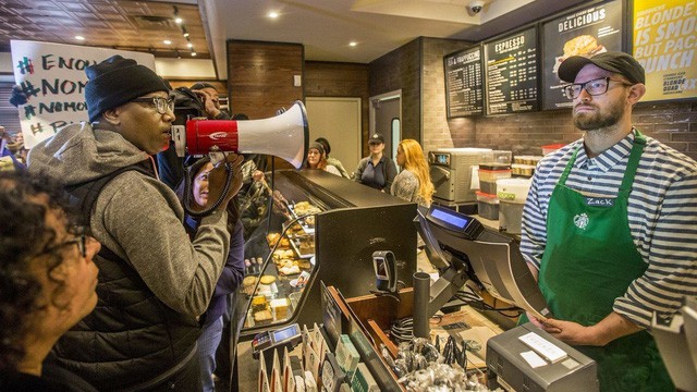 [Case Study] Đánh mất linh hồn sang chảnh và bị đại trà hóa, Starbucks “tự kiểm điểm” bằng cách đóng 600 shop và sa thải đồng loạt 12.000 nhân viên - Ảnh 3.