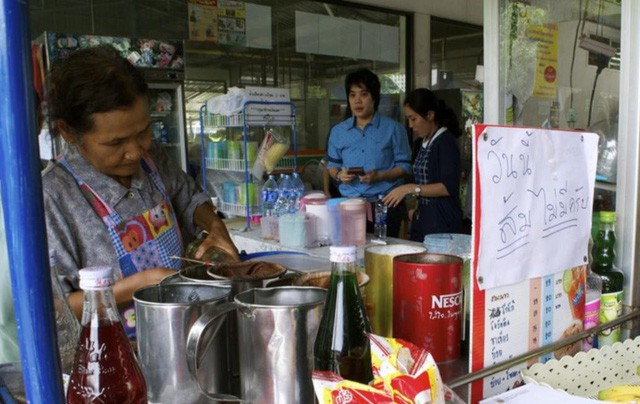 “Nuốt hụt” đối tác, Pepsi trở thành nạn nhân của đòn trả thù kinh hoàng: Bị xóa sổ khỏi toàn cõi Thái Lan, mất trắng thị phần về tay Coca-Cola và Serm Suk - Ảnh 2.