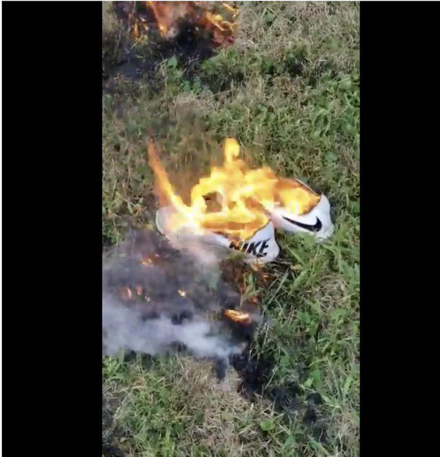 Nhiều người đốt giày, quần áo để phản đối chiến dịch quảng cáo mới của Nike - Ảnh 2.