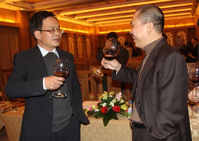 Ông Phạm Nhật Vũ (bìa phải) là người mời ông Trần Đăng Tuấn, nguyên Phó TGĐ Truyền hình Việt Nam về làm TGĐ Truyền hình An Viên (bìa trái) - Ảnh Vi An