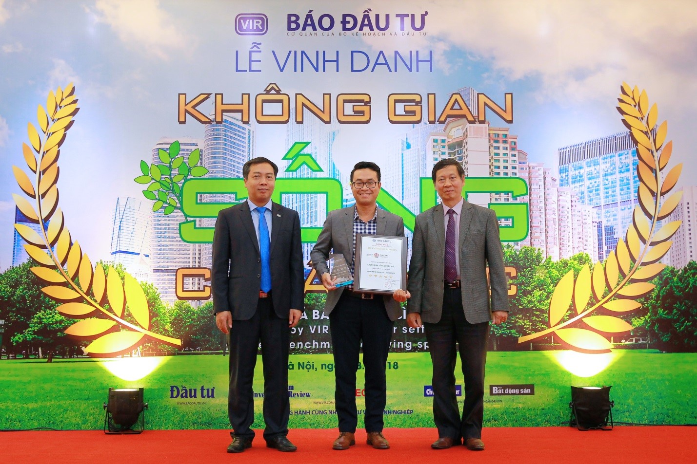 Ông Mai Phước An Tâm (giữa) – Đại diện Truyền thông của Công ty Phát Đạt nhận giải “Không gian sống chuẩn mực” tại Hà