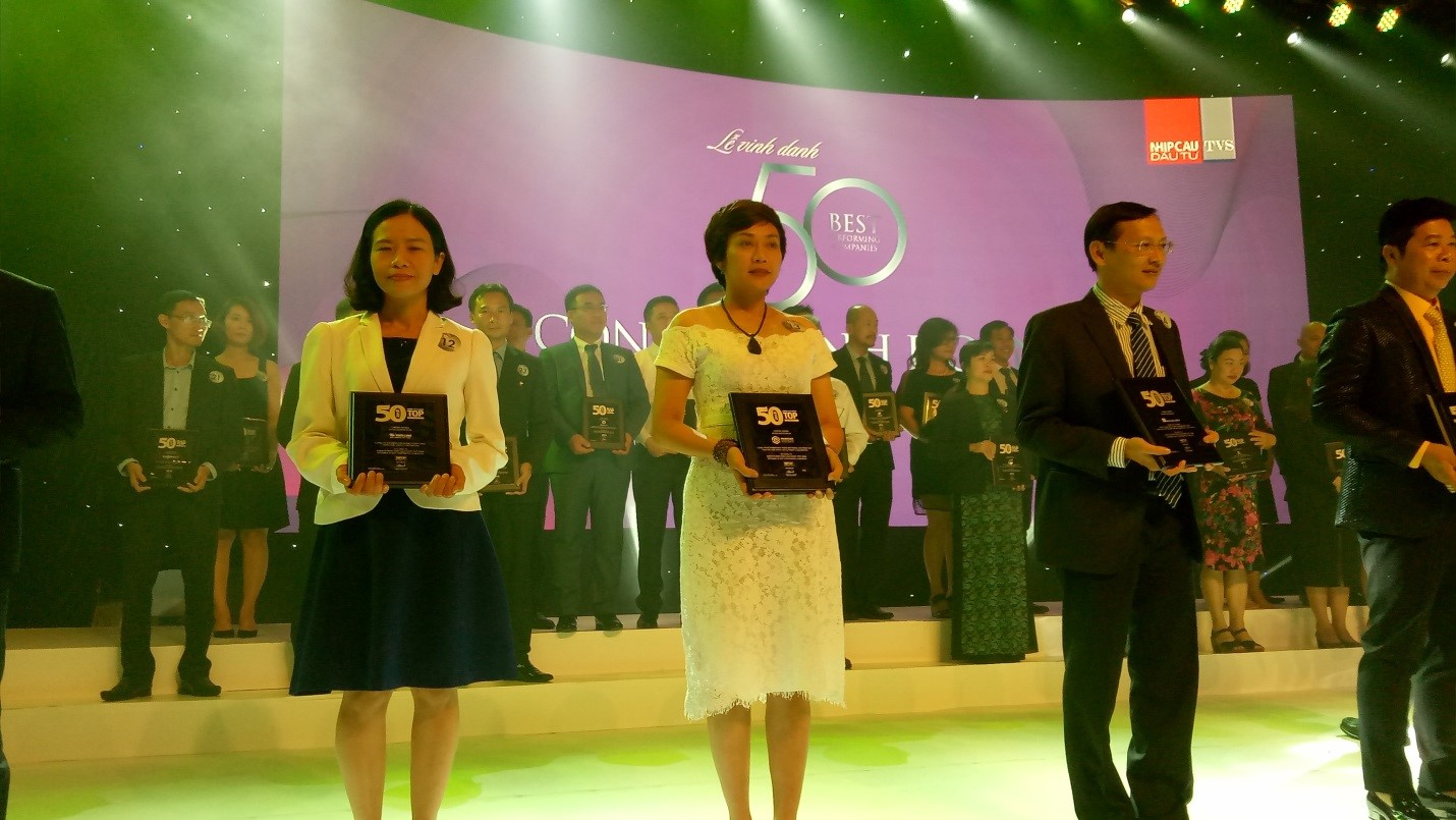 Bà Đặng Nguyễn Thùy Trang – Giám đốc Marketing Công ty Phát Đạt( đứng giữa) tại Lễ vinh danh