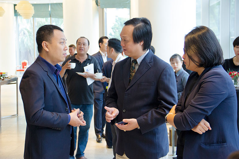 Ông Bùi Quang Anh Vũ – Phó Tổng Giám đốc Đầu tư của Phát Đạt (vị trí giữa) trao đổi tại sự kiện IR Awards 2018