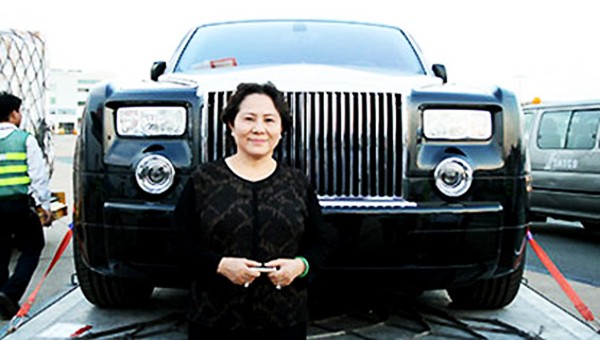 Nữ doanh nhân Dương Thị Bạch Diệp với chiếc Rolls-Royce Phantom biển 77L7777