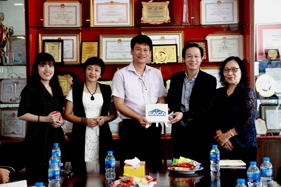 Phó Tổng Giám đốc Xây dựng Ông Phạm Trọng Hòa (giữa) nhận quà lưu niệm do SACA trao tặng