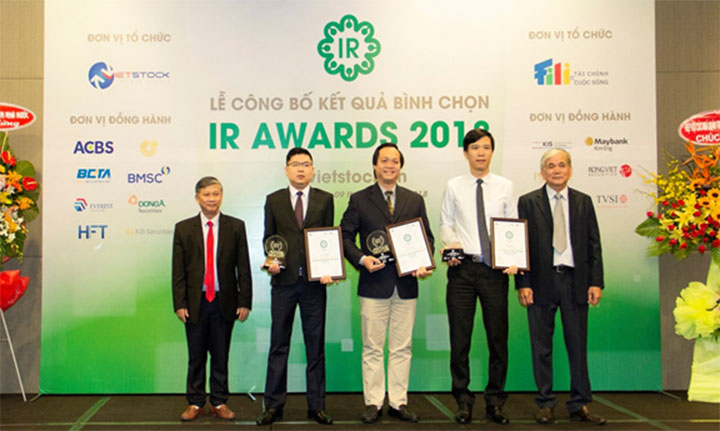 Ông Bùi Quang Anh Vũ – Phó Tổng Giám đốc Đầu tư của Phát Đạt (vị trí giữa) nhận giải Top 3 Mid Cap được Nhà đầu tư bình chọn cao nhất 2018