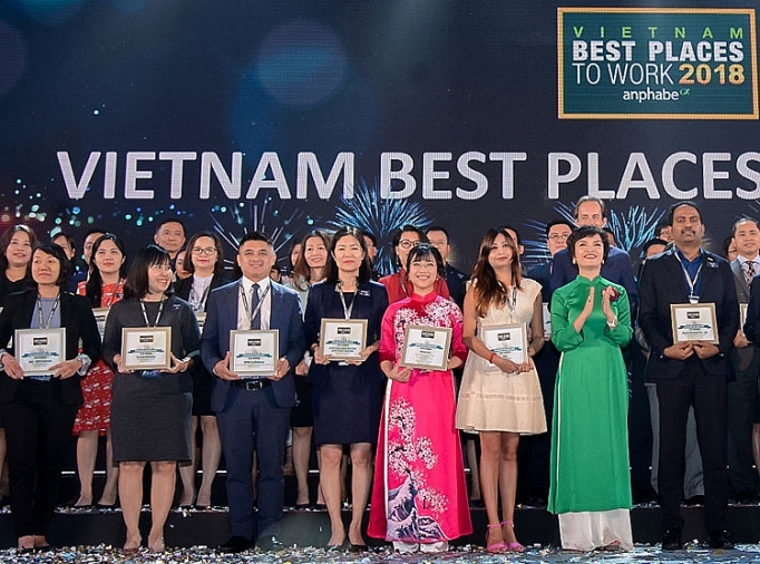 Bà Lê Mai Lan – Phó Chủ tịch Tập đoàn Vingroup (áo dài hồng) nhận vinh danh Top 100 Nơi làm việc tốt nhất Việt Nam với 4 vị trí đầu ngành thuộc về các thương hiệu: Vinhomes, Vinpearl, Vinmec và Vincommerce