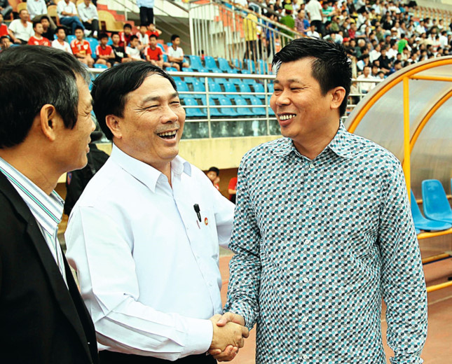 Ông Nguyễn Văn Đệ (giữa) và ông Hoàng Mạnh Trường của đội bóng xi măng Vissai Ninh Bình