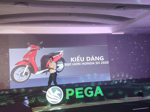 Bài thuyết trình so sánh Pega eSH với Honda SH 2020 của ông Đoàn Linh, CEO hãng xe điện Pega. Ảnh: Mai Hoàng Long.