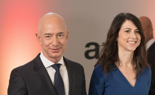 Ông chủ Amazon - Jeff Bezos và vợ - MacKenzie Bezos. Ảnh: DPA