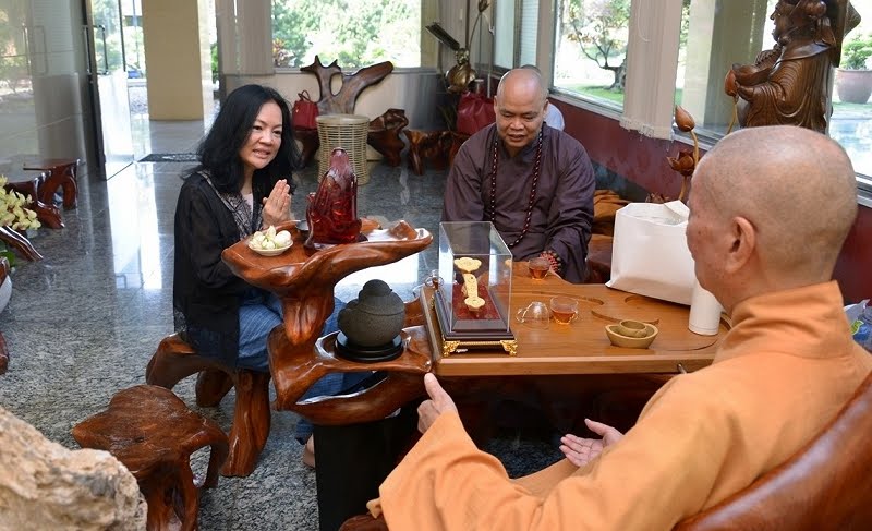 Bà Nguyễn Thị Thanh Thủy (pháp danh Hạnh Đăng) vấn an sức khoẻ Hoà thượng Viện trưởng và tác bạch cúng dường Học viện Phật giáo Việt Nam