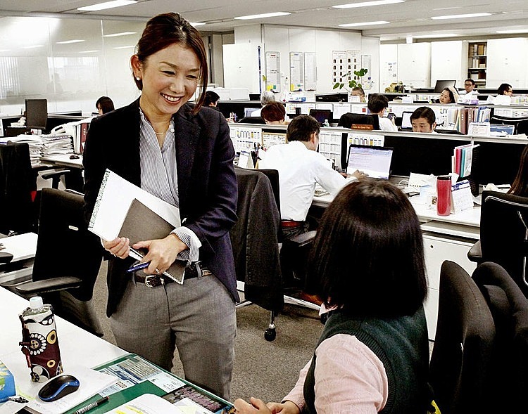 Tại Nhật, việc khen thưởng cá nhân gây ra phản tác dụng khi người được khen sẽ mất sự tin tưởng và tôn trọng từ đồng nghiệp. Ảnh: Todayonline.