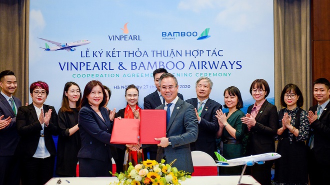 Bà Vũ Tuyết Hằng, Tổng giám đốc CTCP Vinpearl và ông Đặng Tất Thắng, Phó chủ tịch thường trực kiêm Tổng giám đốc Bamboo Airways ký thỏa thuận hợp tác.