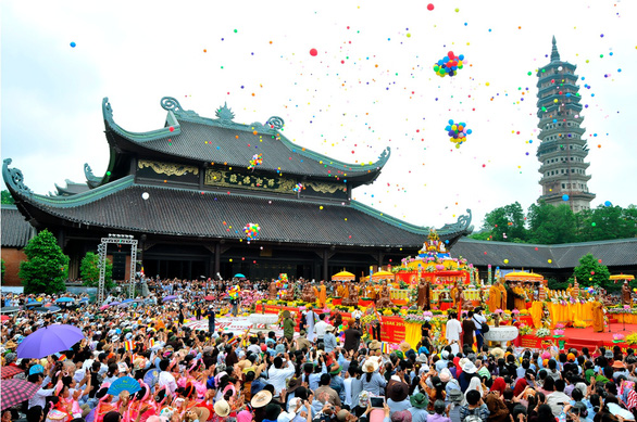 Hàng chục ngàn khách thập phương đổ về chùa Bái Đính trong dịp lễ hội - Ảnh: T.Đ.H.