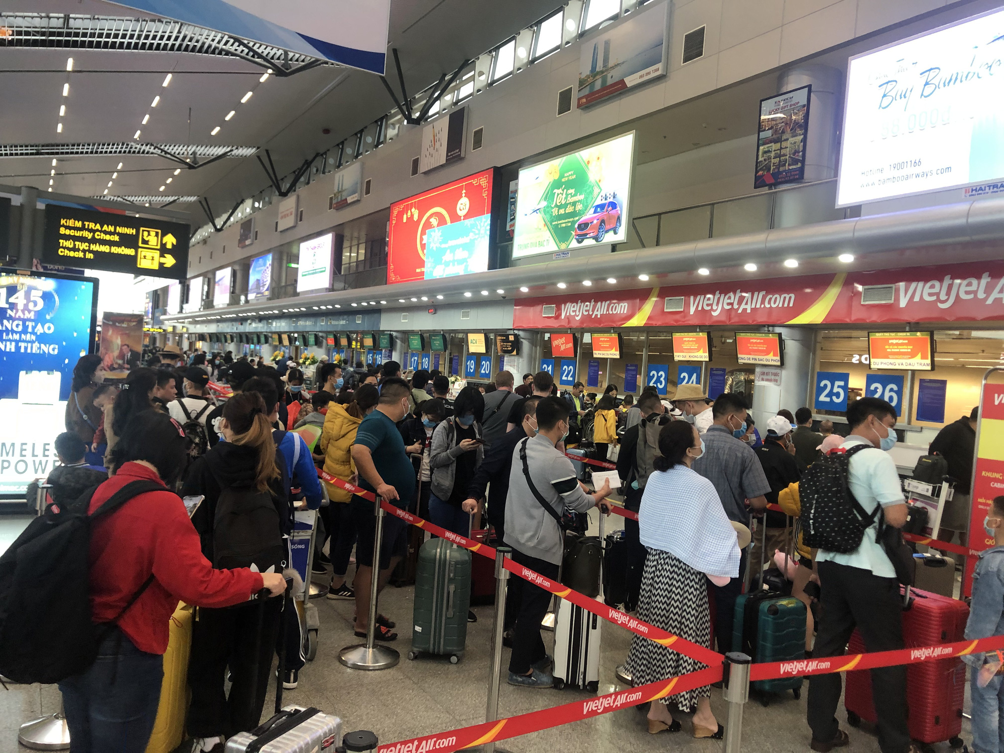 Hành khách xếp hàng đông đúc chờ đợi làm thủ tục check-in của Vietjet - Ảnh: CÔNG TRUNG