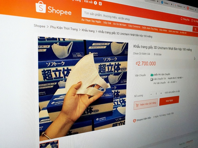 Sản phẩm khẩu trang giấy 3D Unicharm Nhật Bản hộp 100 miếng được bán với giá 2,7 triệu đồng trên Shopee. Ảnh: Lê Trọng.