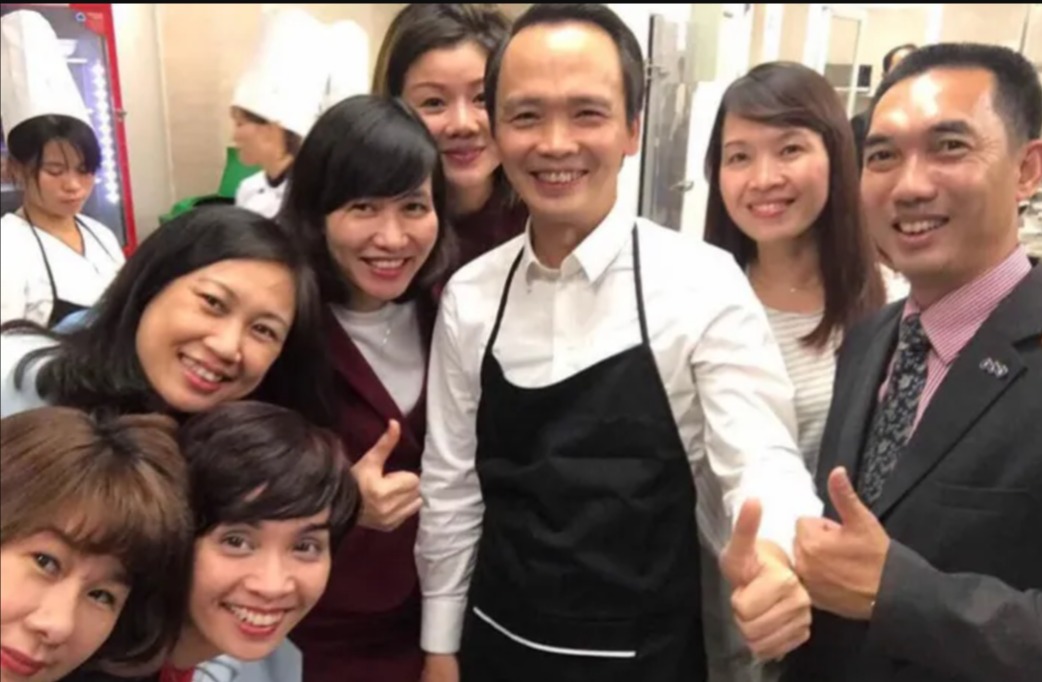 Ông Trịnh Văn Quyết chia sẻ khoảnh khắc cùng các nhân viên nữ.