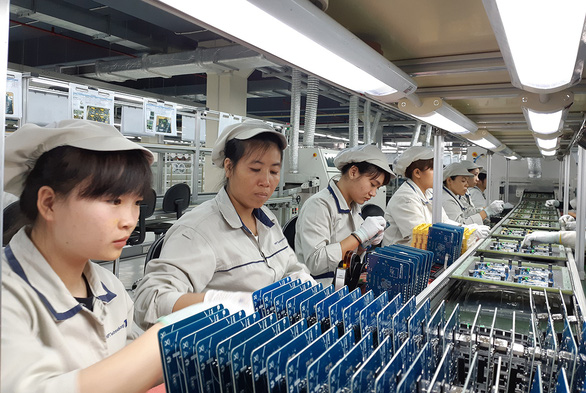 Tại nhà máy sản xuất điện thoại của một nhà mạng ở Khu công nghệ cao Hòa Lạc, Hà Nội - Ảnh: T.HÀ