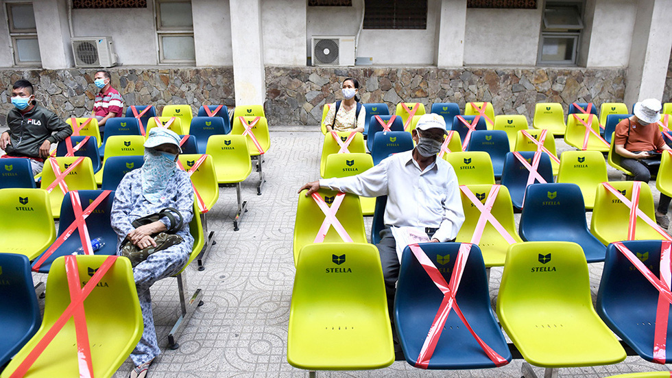 Bệnh viện Thống Nhất (TP.HCM) căng dây các ghế ngồi để giữ khoảng cách an toàn giữa các bệnh nhân - Ảnh: DUYÊN PHAN
