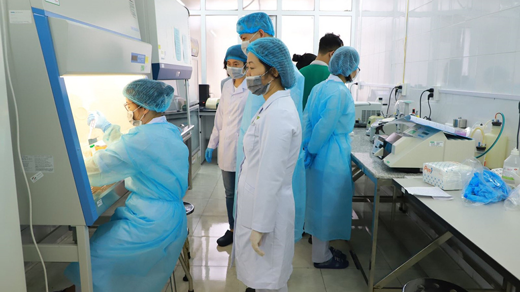 Cán bộ xét nghiệm CDC Quảng Ninh chuyển giao kỹ thuật xét nghiệm COVID-19 cho một số bệnh viện trong tỉnh - Ảnh: CDC Quảng Ninh