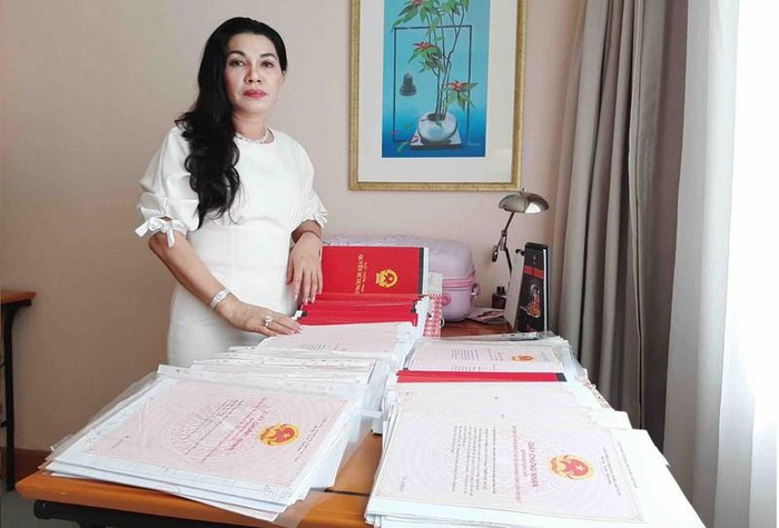 Bà Đặng Thị Kim Oanh và các giấy tờ chứng minh dự án của doanh nghiệp không bị thế chấp như tin đồn
