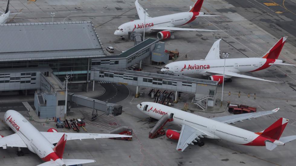 Các máy bay của hãng hàng không Avianca đậu tại sân bay quốc tế El Dorado ở Bogota (Colombia). Ảnh: Reuters.
