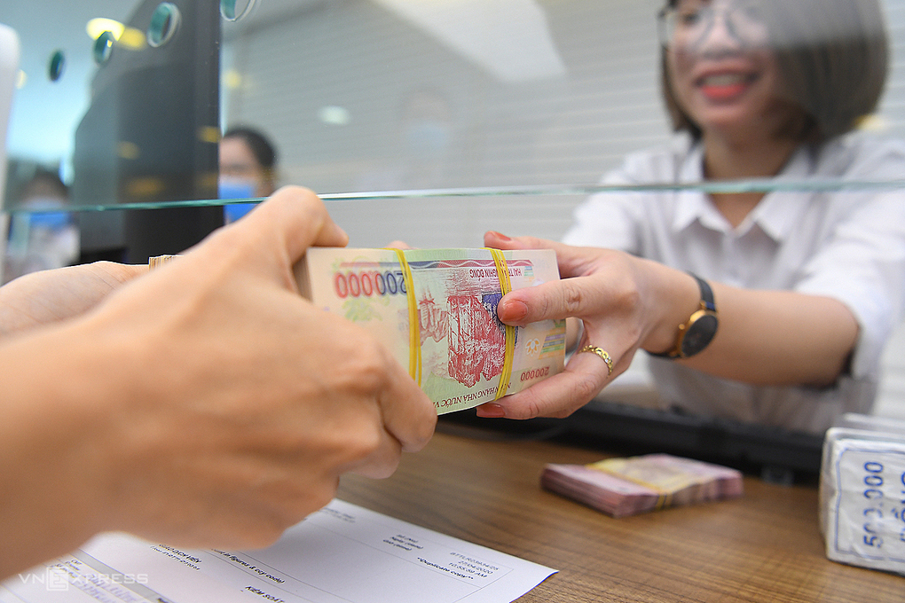 Khách hàng gửi tiền tại một ngân hàng ở Hà Nội. Ảnh: Giang Huy.