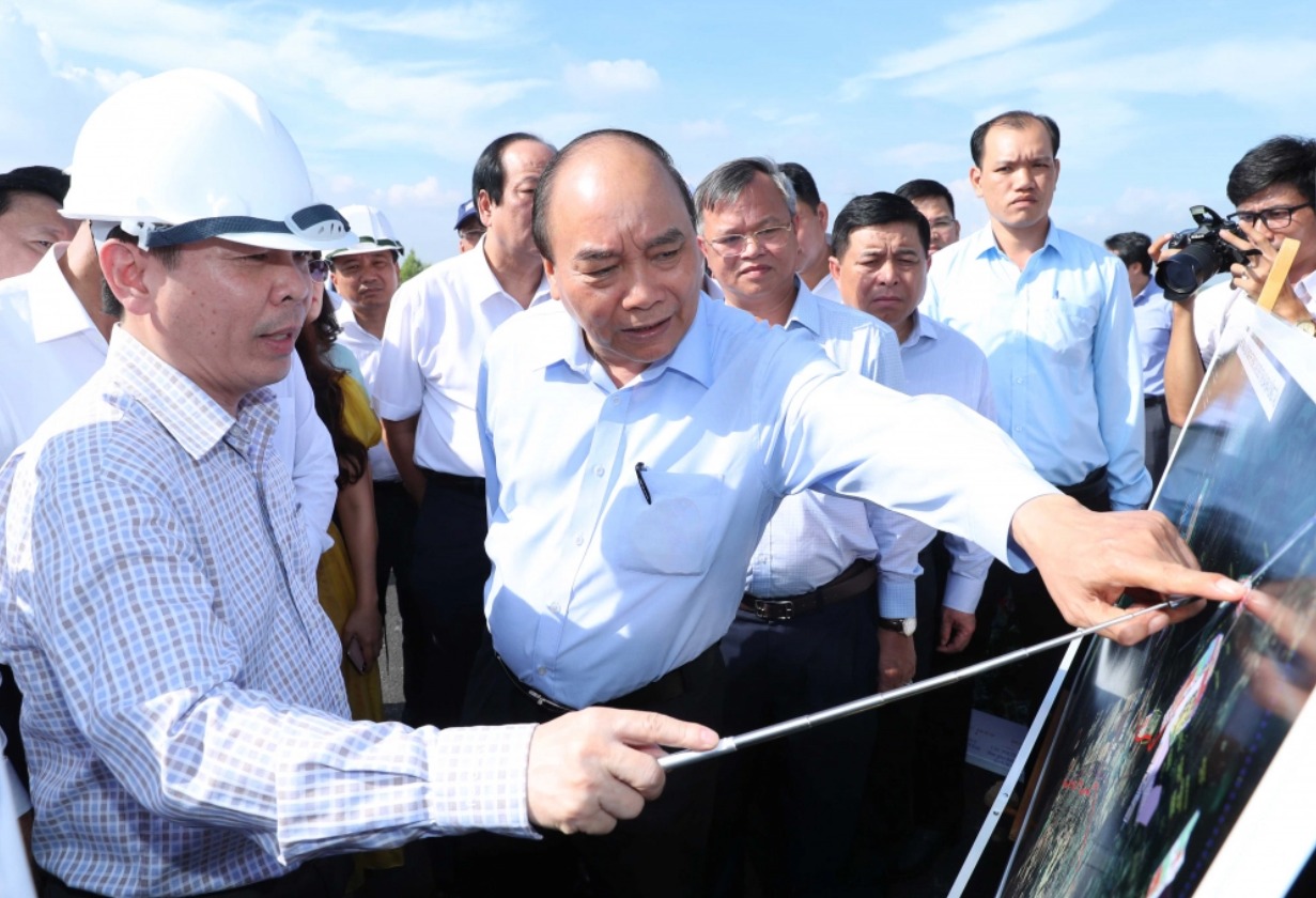 Thủ tướng Nguyễn Xuân Phúc thị sát dự án cầu Phước An. Ảnh: VGP.