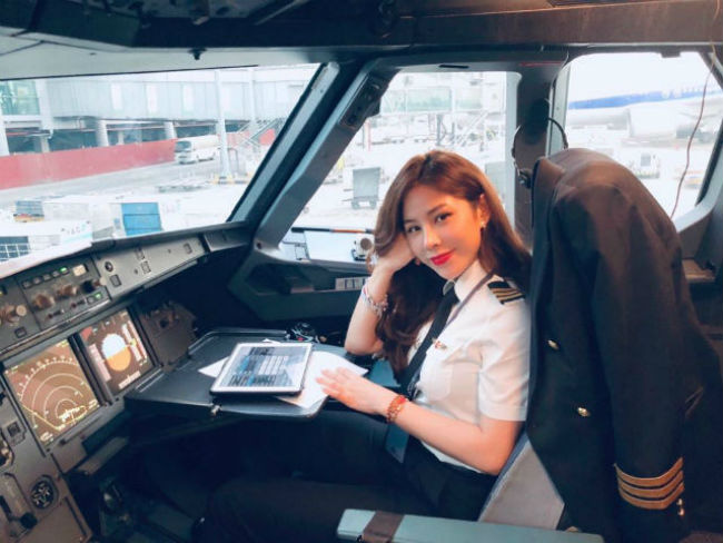 Nữ phi công Vietnam Airlines.