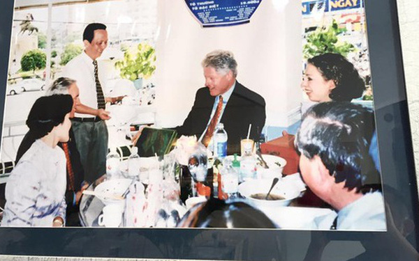 Bức ảnh chụp Tổng thống Mỹ Bin Clinton tại quán Phở 2000.