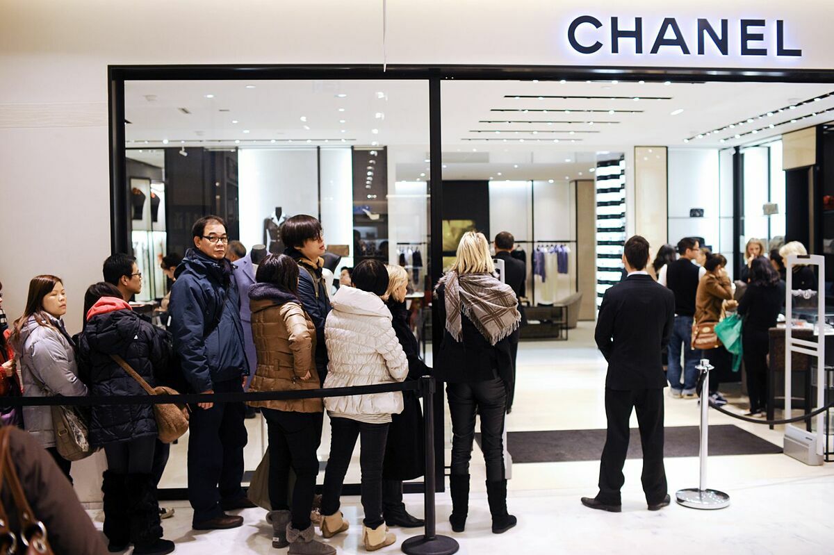 Khung cảnh mua sắm nhộn nhịp trước đây ở cửa hàng Chanel.